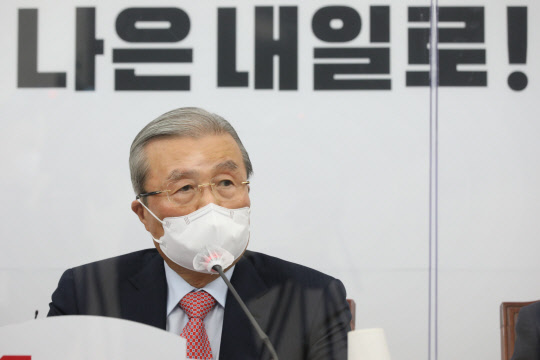 김종인 국민의힘 비상대책위원장이 18일 국회에서 열린 비상대책위원회의에서 발언하고 있다. 연합뉴스